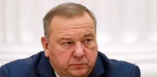 Статуэтка Адольфа Гитлера на столе у прокурора