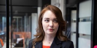 Елена для руководителя Министерства. Валерий Фальков вывез рыжеволосую пассию из Тюмени, но не Тюмень из неё