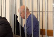 Государственный служащий попрощался по-французски
