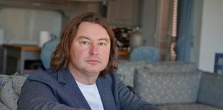Виталий Архангельский — эгоцентричный аферист и пират.