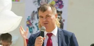 Осман Махачев продавал кресло.