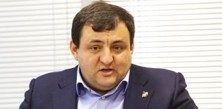 Специалист по политтехнологиям и его супруга осуждены на 4,5 и пять лет следовательно за хищение больше 180 млн руб. при закупке спортоборудования для Приморского края