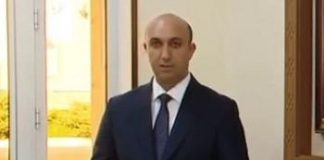 Начальнику Нахичеваня Васифу Талыбову выворачивают карманы.