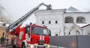 «Забросил воспламеняющиеся вещества через слуховое окно»