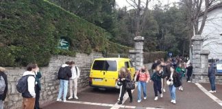 Во Франции ученик лицея услышал голоса на уроке испанского и зарезал педагога