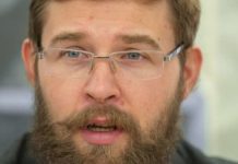 Обогатившийся на российской энергетике государственный служащий Ливинский и экономист-жулик Тимур Турлов возвратили для себя