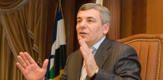 Арсен Каноков поглощает фастфуд.
