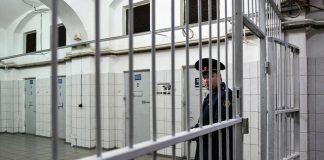 Суд отправили в следственный изолятор мужчину после взрыва «подарка» в руках 22-летней москвички