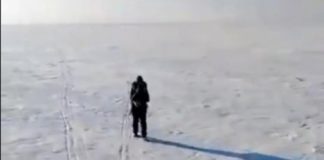 На льду Байкала потерялась иркутянка, шедшая с Танхоя до Листвянки