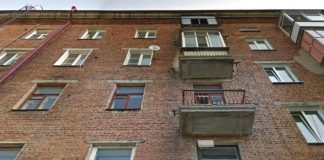 В Новосибирске из окна пятиэтажного дома выпал мужчина