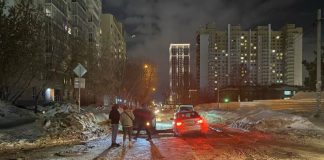 В Новосибирске провалился асфальт. Четыре автомобиля получили повреждения