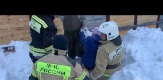 В селе Бакчар Томской области на чистившего крышу парня сошла лавина. Видео