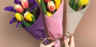 В Липецке три дамы получили на 8 Марта букеты цветов с муляжами гранат