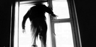 Мужчина выпрыгнул из окна пылающей квартиры на седьмом этаже жилой многоэтажки на Кронштадтском бульваре в столице России