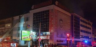 Пылающее административное здание в российском городе проявили на видео