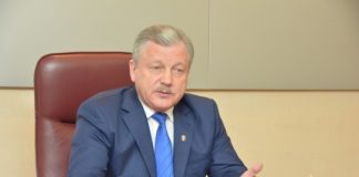 Новое развлечение Сергея Серебренникова – демонтажные работы корта на Галачке