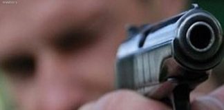Гражданин России из ревности попробовал зарезать супругу и расстрелять соперника