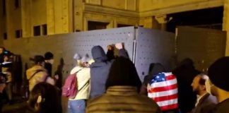 Участники протеста против закона об иностранных агентах в Тбилиси пробуют атаковать здание парламента