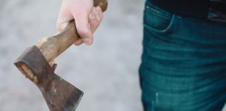Опьяненный глава российского города напал на наряд полиции с топором