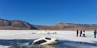 Легковушка провалилась на Байкале на дороге для «Хивусов»