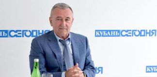 Сергей Еремин все в лес глядит.