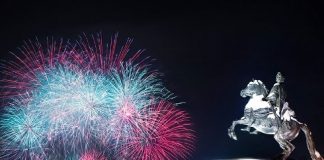 Смольный израсходует 28,6 миллионов рублей на декорации ко Дню города после призывов Беглова сберегать