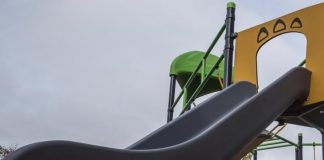 Новосибирская школьница сломала позвоночник на детской горке