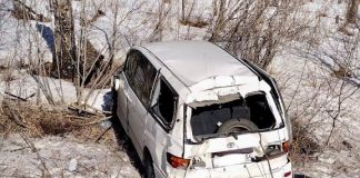 В Томском районе иномарка съехала с трассы и опрокинулась. Водитель ранена