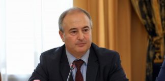 Взятки, аферы с документами и травля докторов