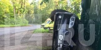 «Золотая» пятерка на БМВ врезалась в забор.