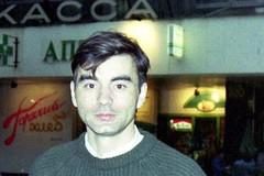 «Начал тыкать меня лицом в пылающую конфорку, поджег мне волосы».