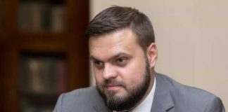 Единорос Артем Туров предал гласности необычное поздравление ко Дню Рф