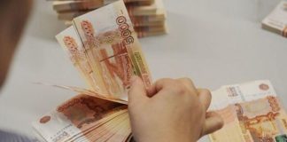Российский рабочий похитил из вещдоков поддельные банкноты и подставил сотрудников полиции