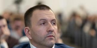 Пассажир 2C носил виски пассажиру 24B и стукнул пассажира 2D.