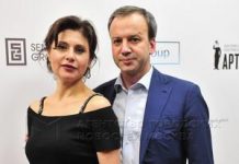 Шахматная вилка Дворковичей: доходы тут, жизнь там.