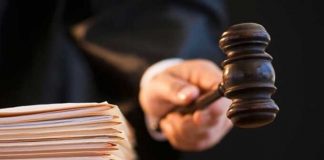 С бывший-сотрудников полиции, которые принимали участие в негласной записи Ройзмана*, взыскали 400 тысяч рублей