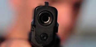 Четыре мужчин с пистолетами и автоматами обнесли на 20 тысяч путану в столице России
