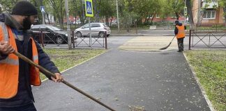 В Иркутске убираются на тротуарах и дорогах