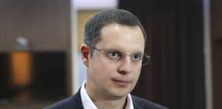 Семья Ростислава Шурмы сразу зарабатывает и в Российской Федерации, и на Украине