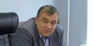 Юрий Ходько набивал карманы землей.