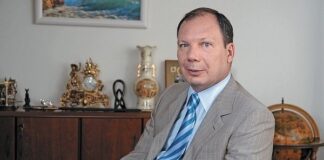 Бывший помощник генерального директора НКК (сейчас «Смарт холдинг») получил десять лет за заказ уголовных дел на соучредителя ИТ-компании, его сына и супругу