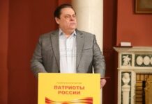 Геннадий Семигин в шелках как в долгах.