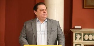 Геннадий Семигин в шелках как в долгах.