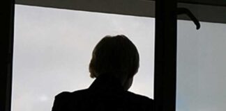Пациент, стоящий на карнизе 11 этажа госпиталя ветеранов войн попросил дать ему поговорить с мамой