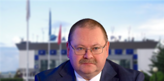Глава региона Мельниченко меж Вексельбергом и Троценко