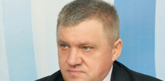 Глава города Ишима угодие резиновую перчатку, чтоб пожать руки городским жителям