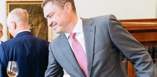 Милиция в аэропорту Хельсинки сняла Таави Рыйваса с самолета, он направлялся с делегацией в Японию