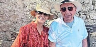 93-летнего медиамагната с его будущей пятой супругой — 67-летней Еленой Жуковой — свела его бывшая 3-я супруга, которая изменила ему с Иди ко дну Блэром