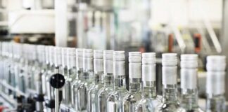Кто и сколько зарабатывает на российской водке?