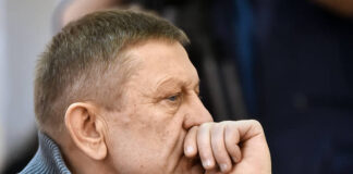 Академик, сядьте